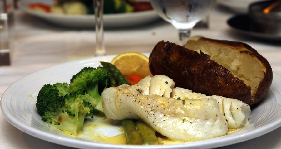 Треска, запечённая под овощами